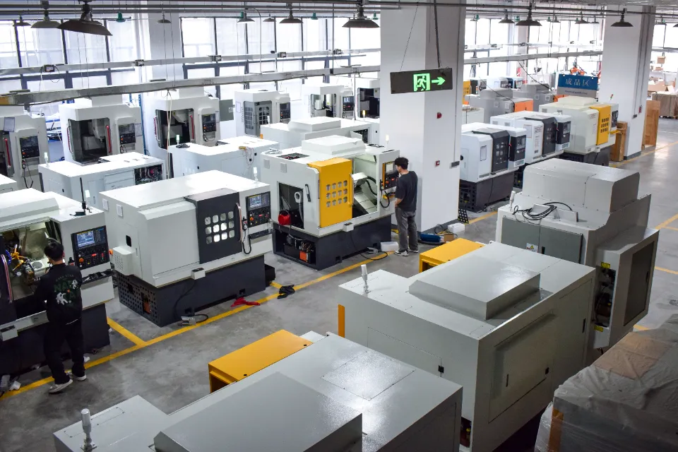 Maquinaria CNC para producción en masa en fábrica industrial