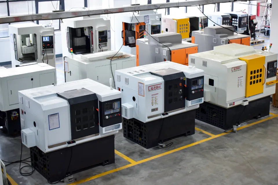 Taller CNC realizando mecanizado personalizado y producción en lote