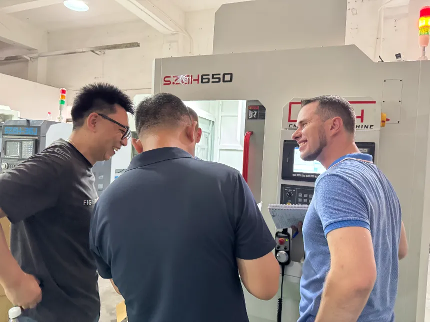 Consulta de máquina CNC industrial y solución de precisión