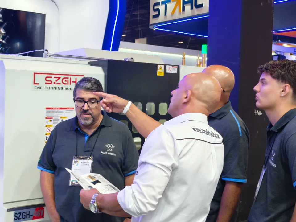 Compradores globales visitando el stand de SZGH